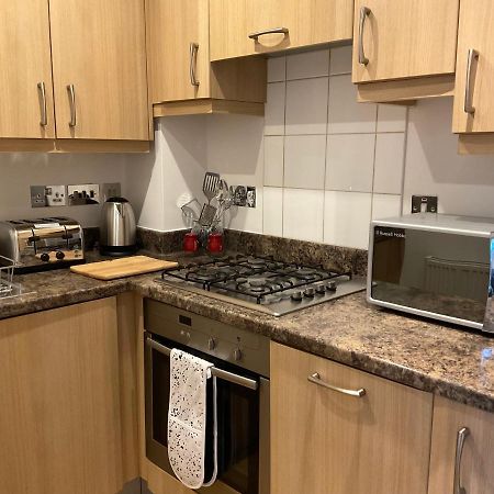 Ferienwohnung Modern 2 Bed Apt In Egham High Street, With Private Parking And Wifi Exterior foto