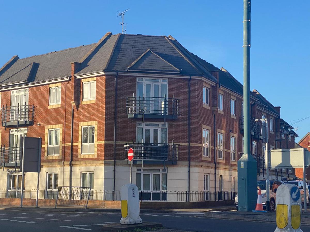 Ferienwohnung Modern 2 Bed Apt In Egham High Street, With Private Parking And Wifi Exterior foto