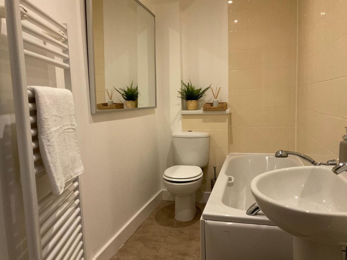 Ferienwohnung Modern 2 Bed Apt In Egham High Street, With Private Parking And Wifi Exterior foto