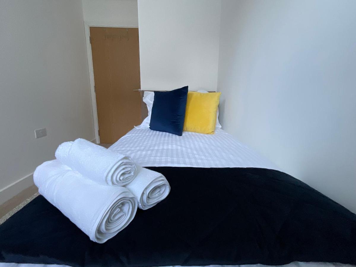 Ferienwohnung Modern 2 Bed Apt In Egham High Street, With Private Parking And Wifi Exterior foto