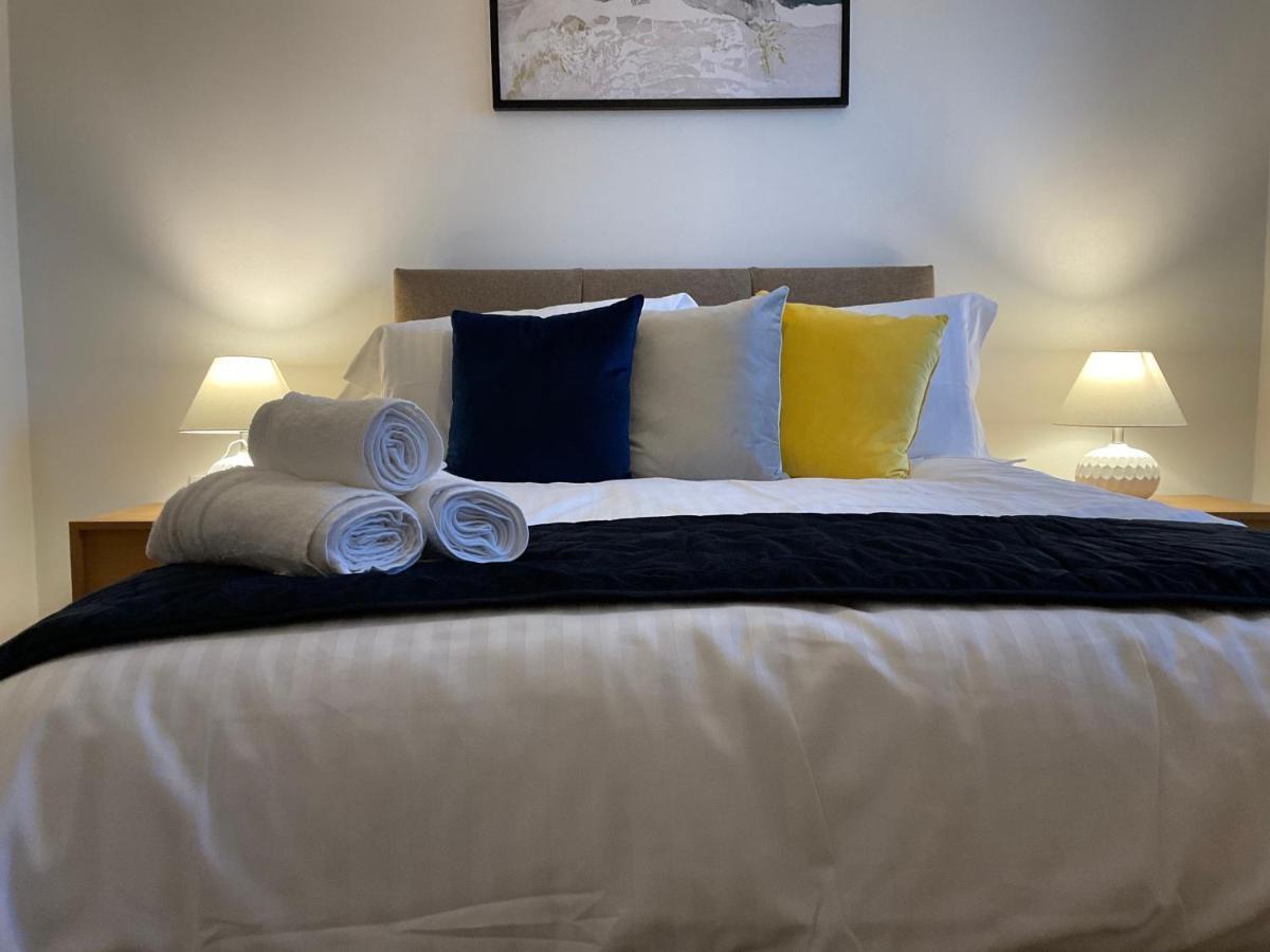 Ferienwohnung Modern 2 Bed Apt In Egham High Street, With Private Parking And Wifi Exterior foto