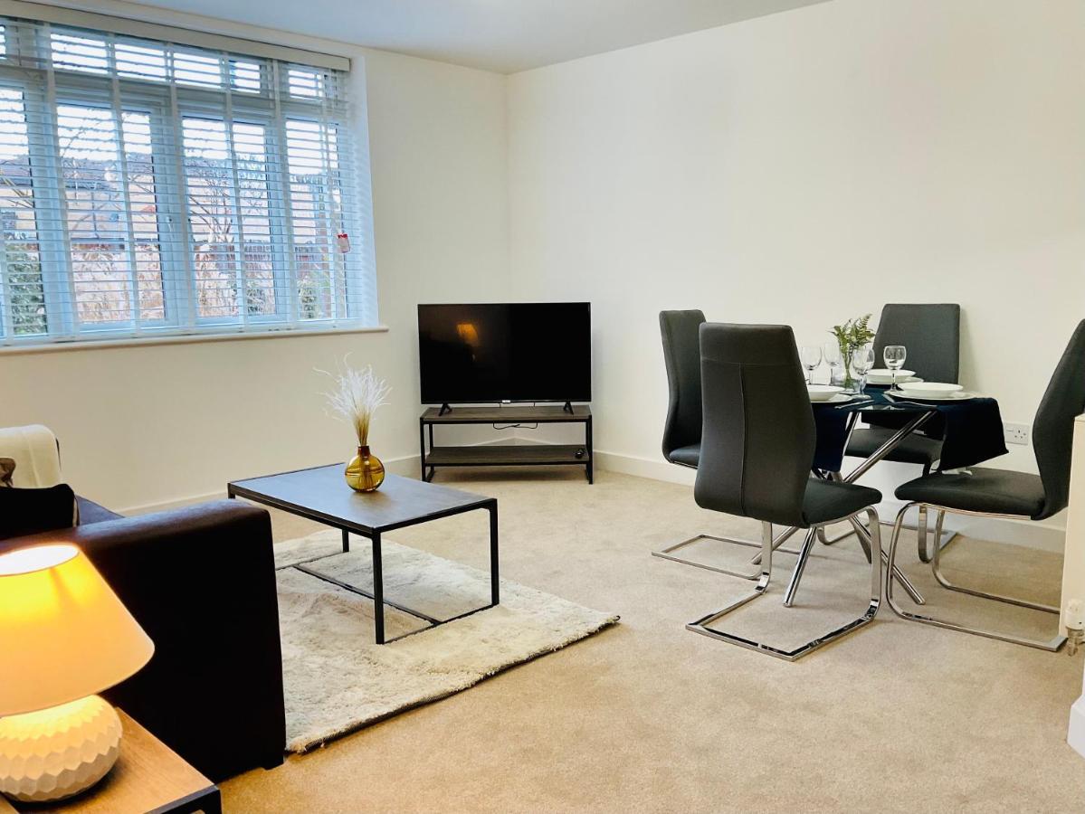 Ferienwohnung Modern 2 Bed Apt In Egham High Street, With Private Parking And Wifi Exterior foto