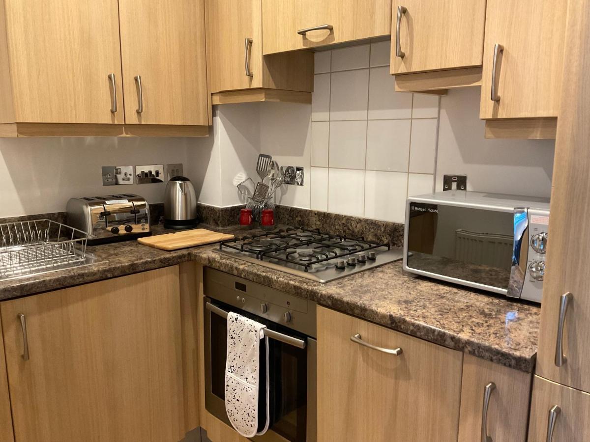 Ferienwohnung Modern 2 Bed Apt In Egham High Street, With Private Parking And Wifi Exterior foto